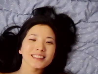 Asiatische Freundine kriegt Sperma auf die Minititten