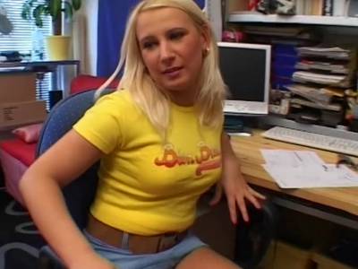 Deutsche Blondine im Porno Buero