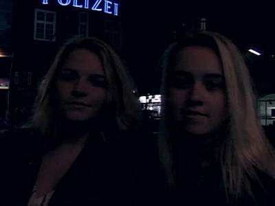 Deutsches Pornocasting mit zwei blasenden Blondinen